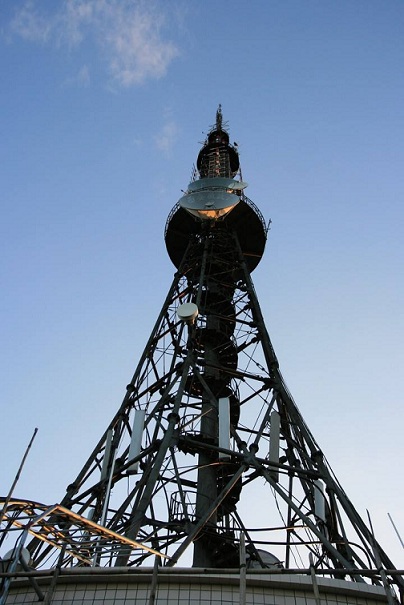 電視塔架拆除施工環(huán)境復雜下的拆除方法？