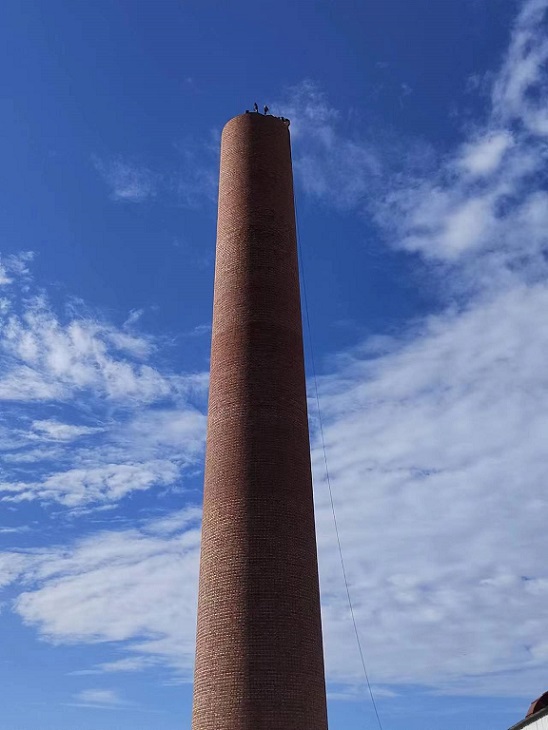 煙囪人工拆除公司:安全拆除與環(huán)境保護(hù)并重